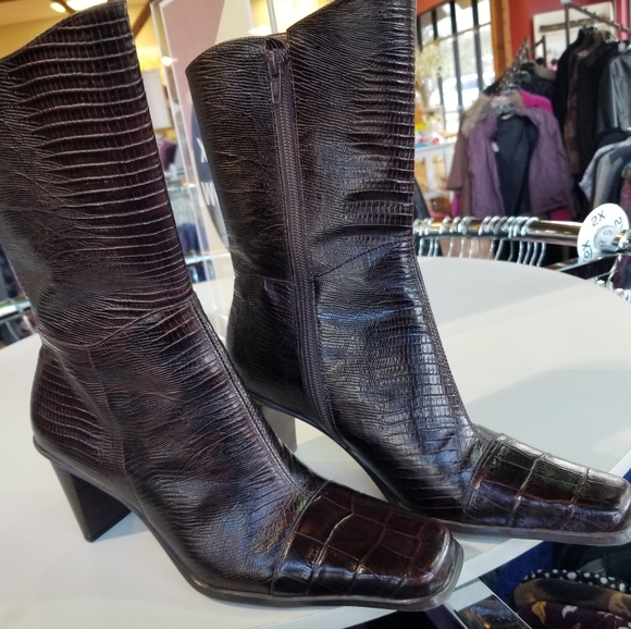 Boots - Picture 3 of 4